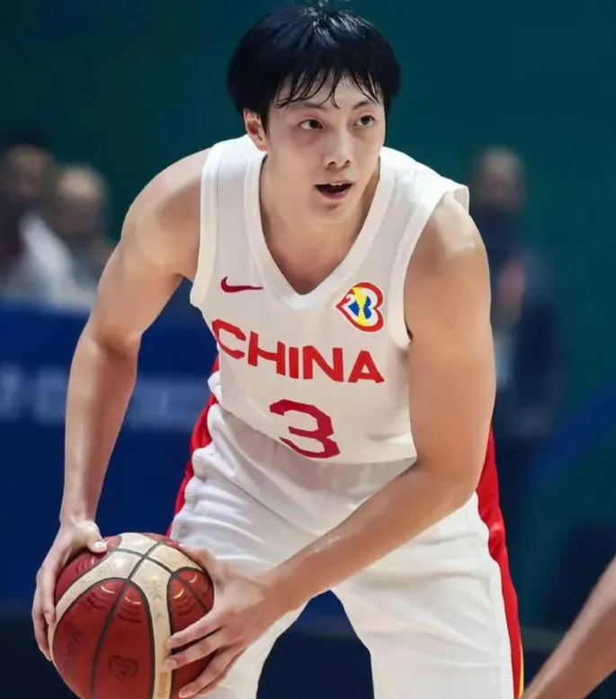开云体育平台-中国男篮12人大名单预测！胡明轩领衔徐昕入选，庞峥麟首亮相